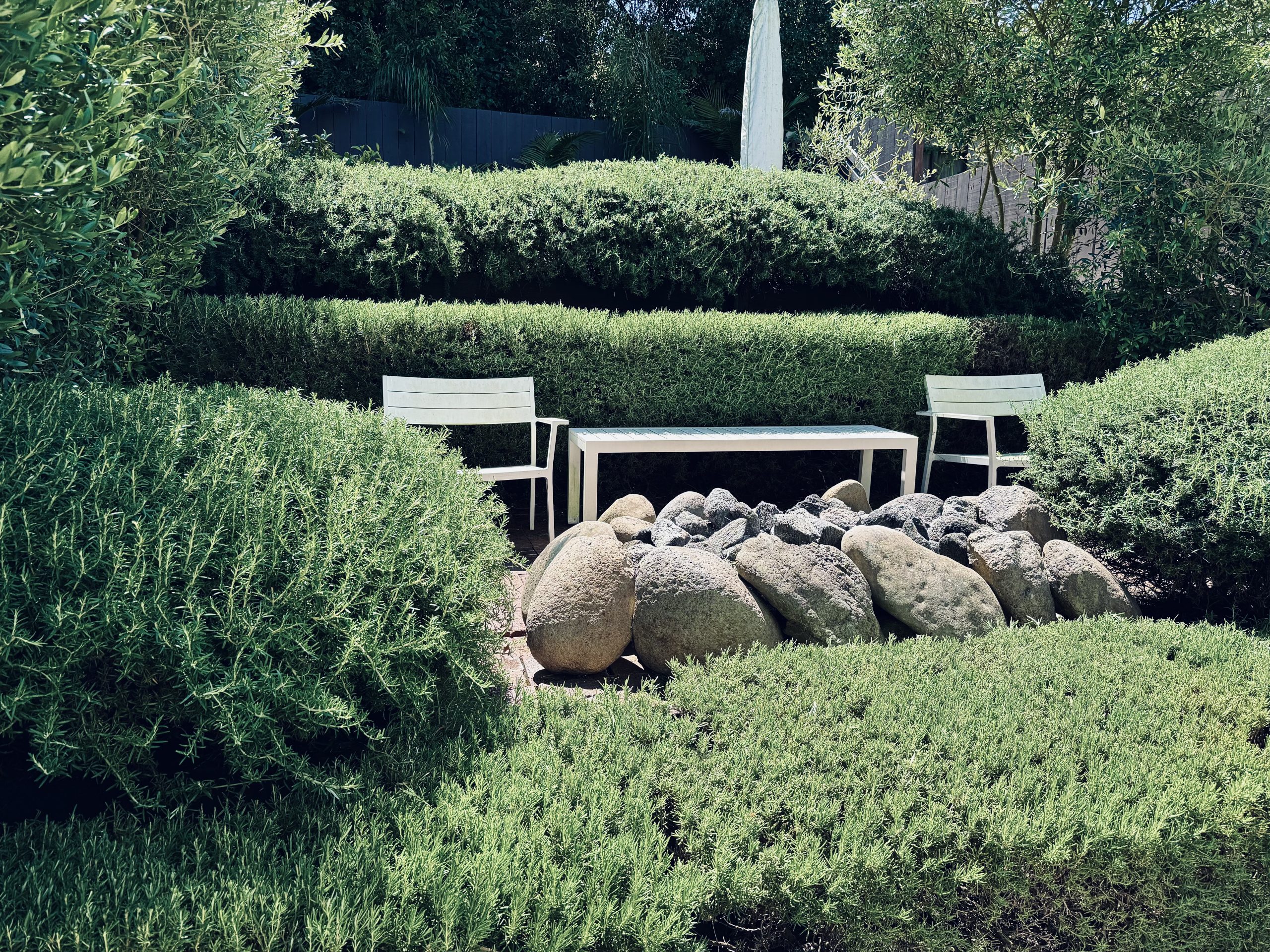 Manicured hedge garden with bench in the Oakland Hills by Hoes and Ditches